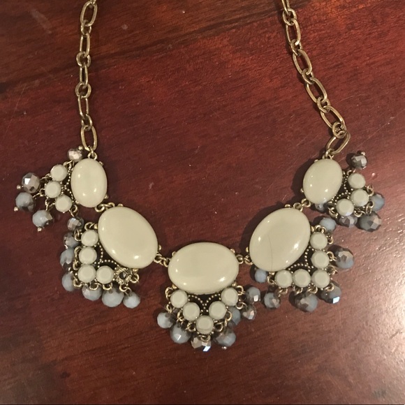 Jewelry - Pretty chunky necklace! Grey purple flower design